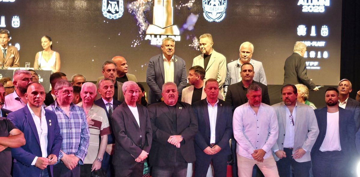 EL OPERATIVO “SECA NUCAS” EN APOYO A CHIQUI TAPIA

Clubes del Ascenso y ligas del Consejo Federal lanzaron una acción coordinada de mensajes para respaldar a Tapia y a Toviggino en medio de críticas, sanciones y tensiones internas en el fútbol argentino.

El operativo se activó