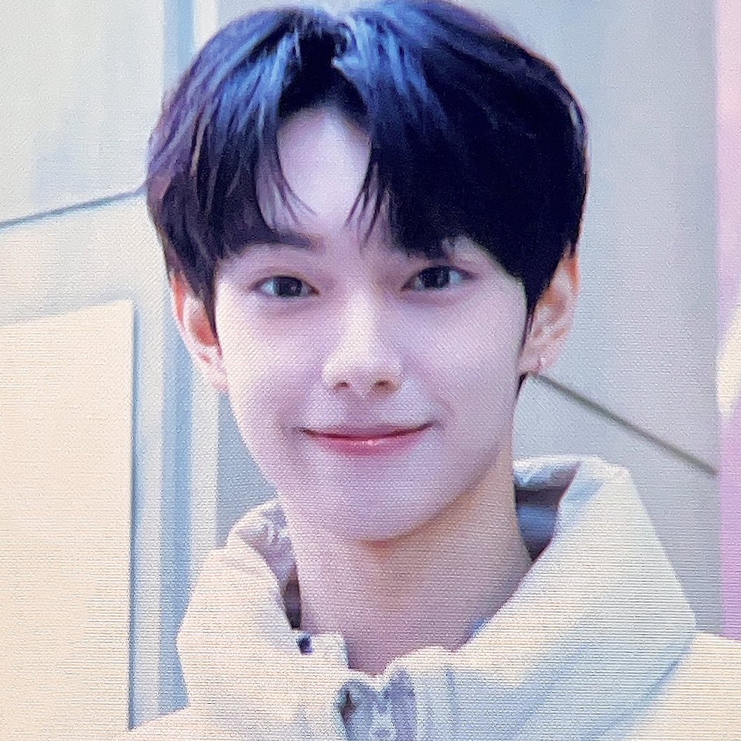 his smile 😭😭😭😭😭😭😭😭