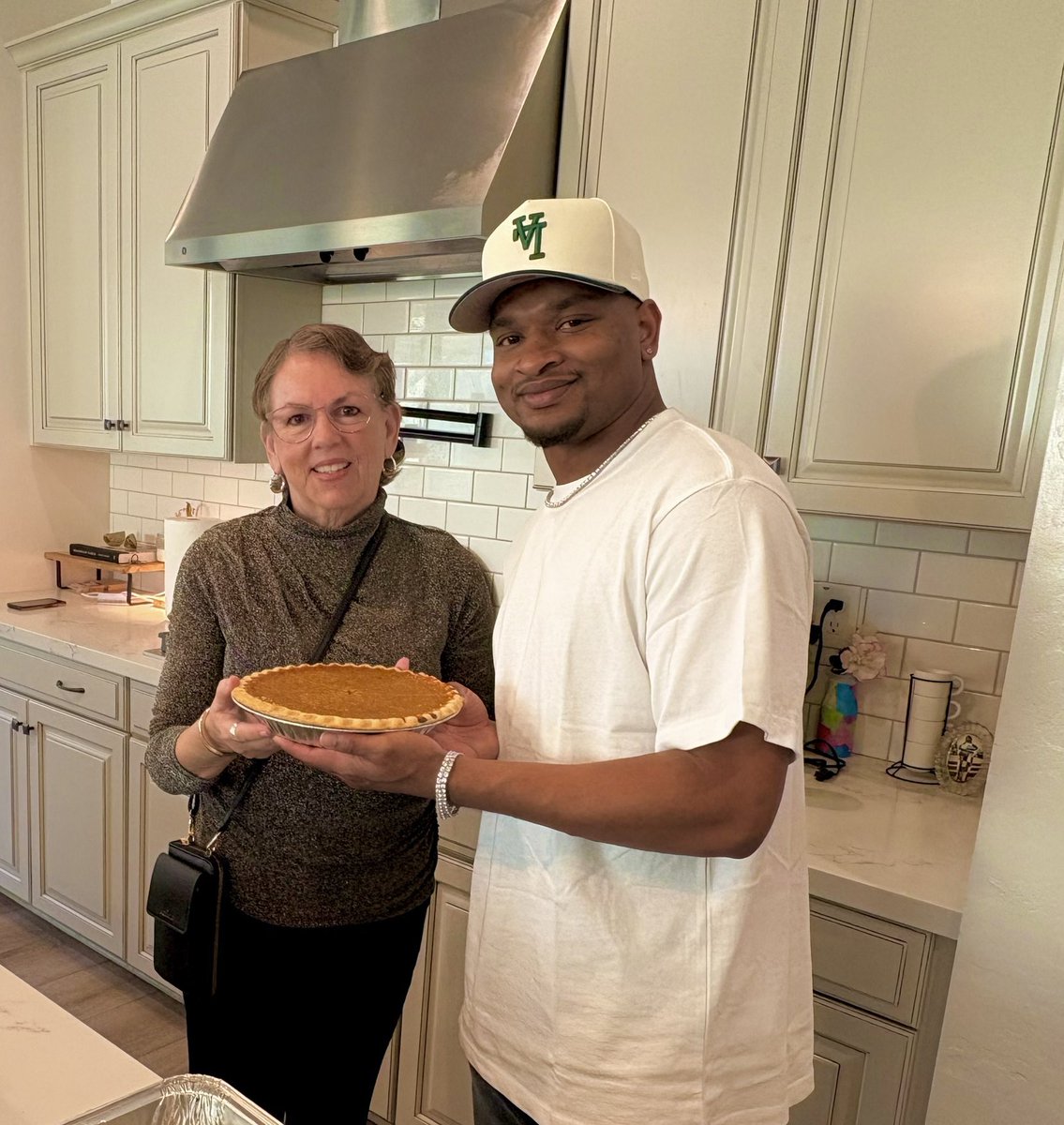 FearedBuck's tweet image. The grandma who went viral for accidentally inviting a stranger to Thanksgiving dinner shares photos as they celebrate their 10th holiday together