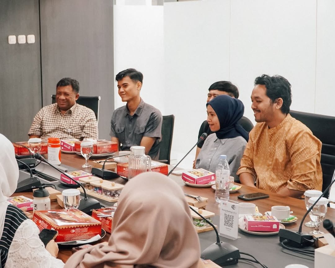 CommuterLine's tweet image. KAI Commuter dan KAI Wisata melakukan proses mediasi antara Petugas Passenger Service Stasiun Rangkasbitung dengan salah satu pengguna Commuter Line yang sebelumnya melaporkan barang bawaannya tertinggal di dalam kereta sehingga berbuntut ramai di media sosial.