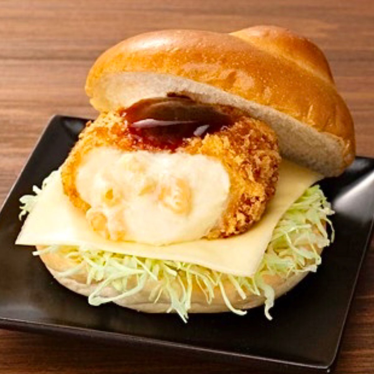 2025年12月2日（火）より、ローソンが「濃厚グラタンコロッケバーガー