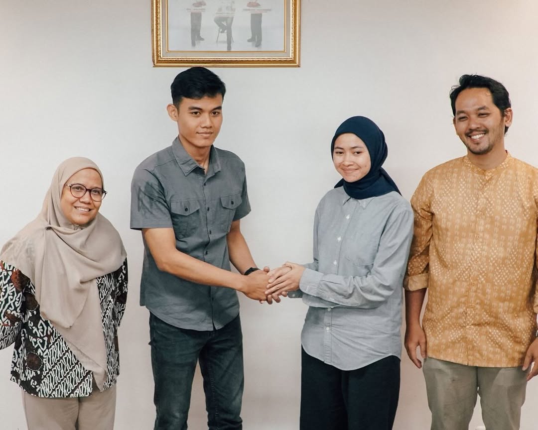 CommuterLine's tweet image. KAI Commuter dan KAI Wisata melakukan proses mediasi antara Petugas Passenger Service Stasiun Rangkasbitung dengan salah satu pengguna Commuter Line yang sebelumnya melaporkan barang bawaannya tertinggal di dalam kereta sehingga berbuntut ramai di media sosial.