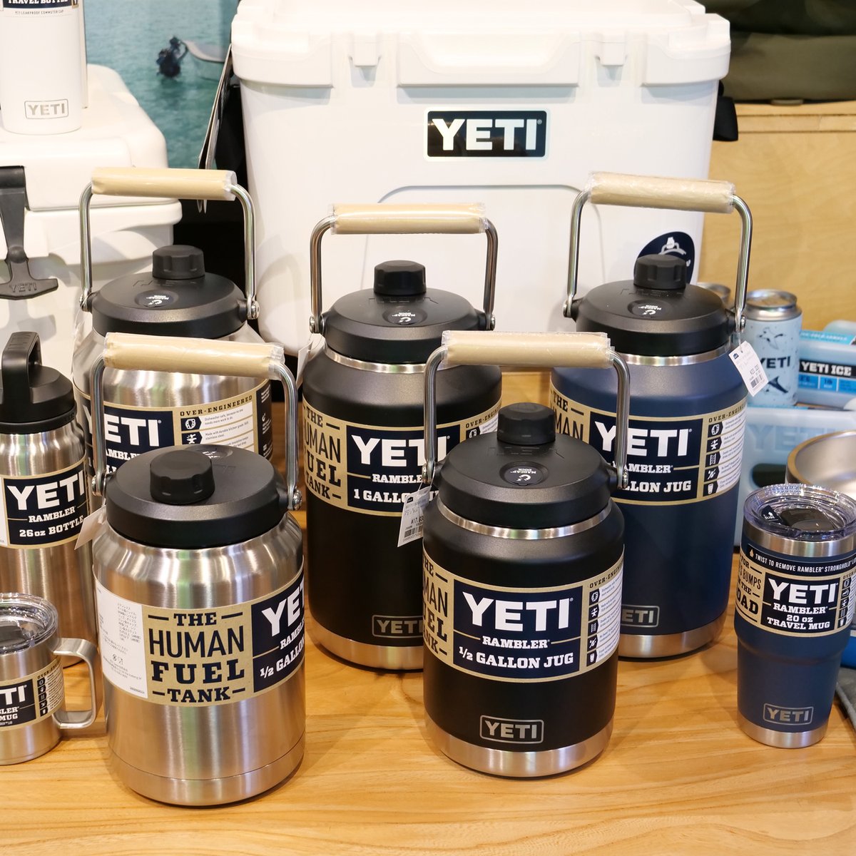 aandf_corp's tweet photo. ハーフガロン(1.8L)と1ガロン(3.6L)の2サイズ展開のYETI ランブラーガロンジャグは頑丈な真空断熱構造で保温保冷で使えるステンレスジャグです。いつでもどこでも熱々のドリンクや、キンキンに冷えたドリンクや氷を大量に持ち運べます。
https://t.co/txIuhUku2c
#yeti #BuiltForTheWild https://t.co/pJCYPy4B1b