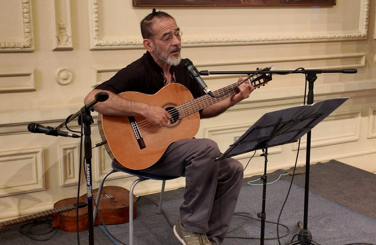 Conmemoración de los 50 años de la Vicaría de la Solidaridad reunió a extrabajadores en un emotivo encuentro en el Arzobispado. Hubo recorridos por las oficinas, testimonios, oración y un acto musical para honrar su legado de servicio, memoria y justicia.

iglesiadesantiago.cl/2025/11/26/con…