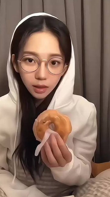 gue gak ngerti lagi lah anjir... brandingan dia tuh karrina bangetzZZz, karrina juga dikenal suka donat and also meng 🥹🫶