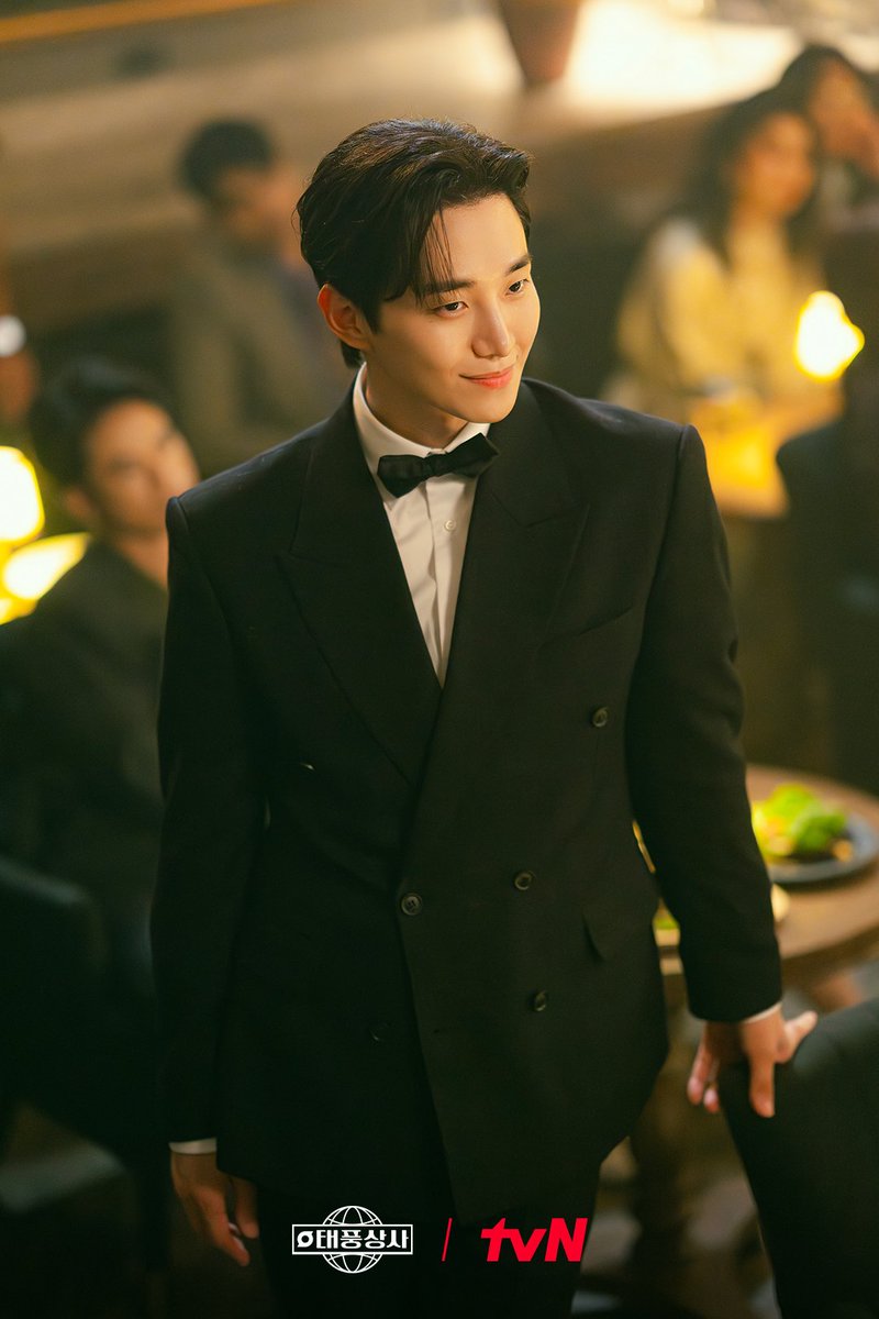 The image of #LeeJunho flipping through the air as a 2PM is still