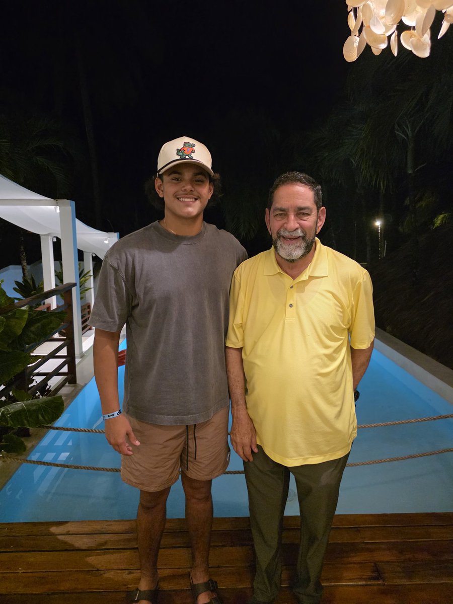Les presento a Andrés Hernández, sobrino de mi esposa, nacido y criado en Miami, él tiene 16 años, pesa 195 libras, mide 6 pies y una pulgada, estudia en el Colegio Monsignor Pace; desde los 3 años juega beisbol en primera base. En pocos años, con Dios, lo veremos en la MLB.