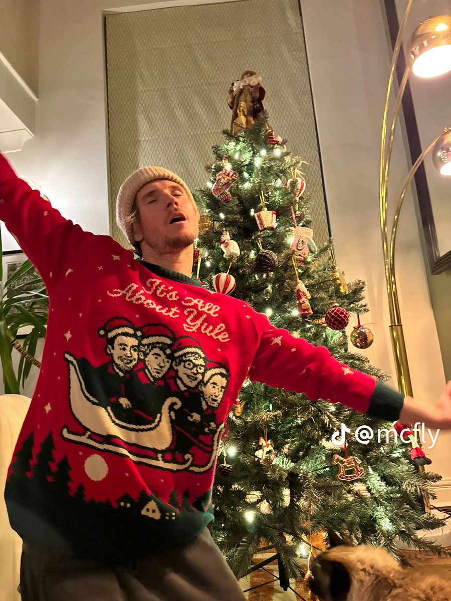 mcflywonderland's tweet image. Alguém (Danny) esqueceu de enviar as fotos 🤫

| McFLY via Tiktok