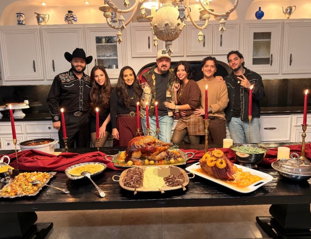 Qué bonito verlos reunidos, que nunca falte el amor, la familia y la comida rica. Feliz Día de Acción de Gracias. ❤️🦃✨