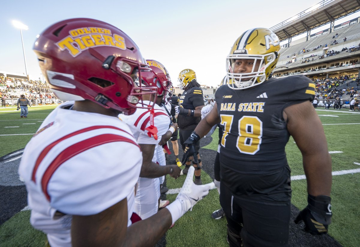 BamaState1867's tweet image. 𝙉𝙤 𝙡𝙤𝙨𝙨𝙚𝙨 𝙞𝙣 𝙩𝙝𝙚 𝙃𝙞𝙫𝙚! ASU sweeps the season at home after a Turkey Day Classic win over Tuskegee. #MyASU #SwarmAs1 🏈 🐝