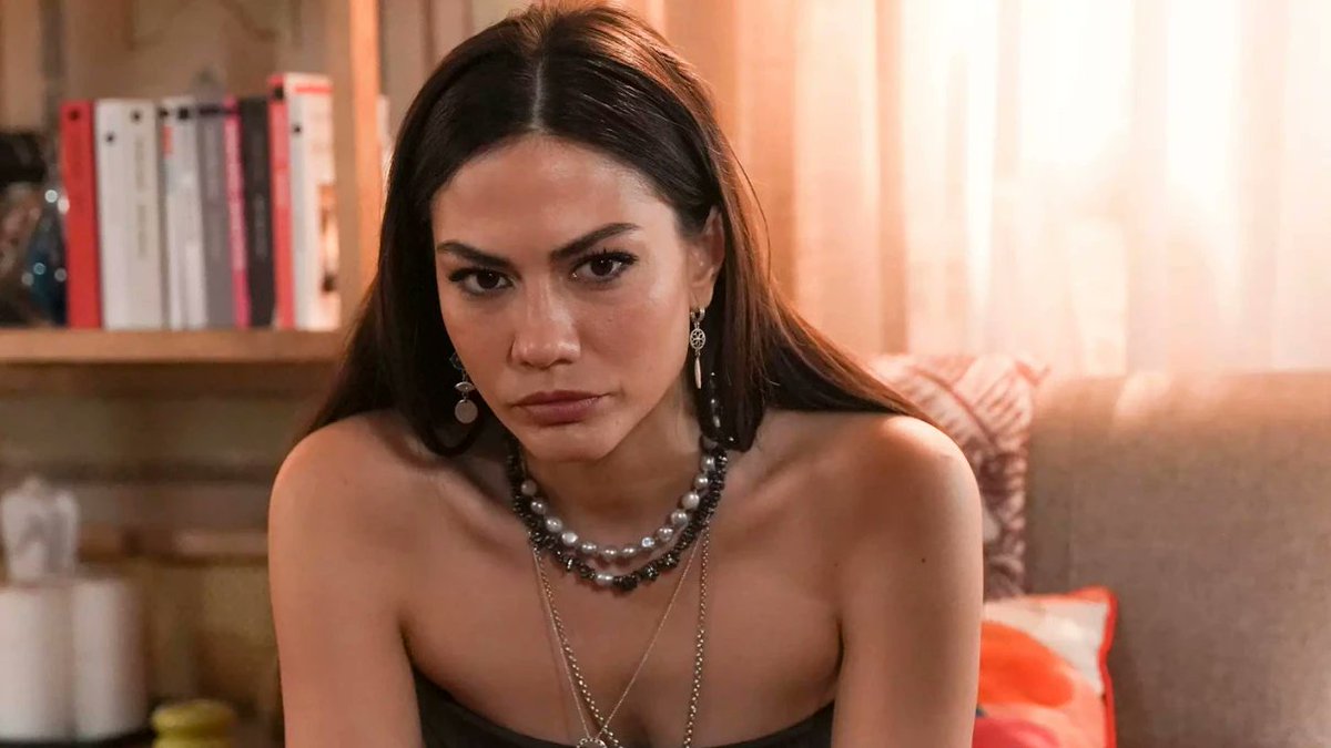 Nisan'ı izledikçe aklıma Türkân Şoray geliyor. Sürekli ağlıyor. Biz ağlatmayın dedikçe, her bölüm ağlattıkları yetmezmiş gibi şimdi de kızı hain yaptılar. Senaristlere gıcığım 😠

Bir kadın ağlarken çirkin olur. Demet Özdemir ağlarken bile çok GÜZEL 😍

#DemetÖzdemir #eşrefrüya