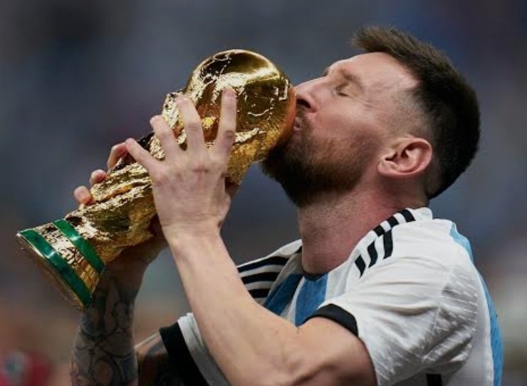 El que nos llenó de gloria. 
El que nos devolvió el prestigio. 
El que nos llevó a lo más alto.
El que enorgullece nuestra bandera.
El que no se presta para injusticias.
El que siempre buscó su sueño.
El que renunció a vestir otra camiseta.
El más argentino de todos.