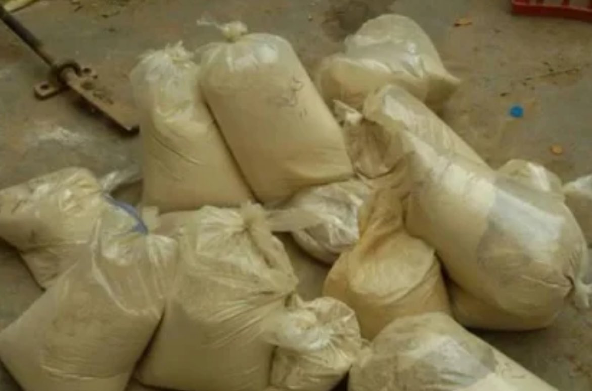 الشَّمَّة*
أو البردقان (بالجيم المصرية)، أو العطوس، أو النشوق، أو السّويكة، أو السّعوط، أو المضغة، أو السَّفَّة.
جبنا لكم كل أسماءها حسب شهرة الاسم في كل قُطْر.😅😂
هي مادة تصنع من ورق نبات التنباك بعد تجفيفه وسحقه ليصير مثل بودرة البن (القهوة) بلوْنين؛ الأصفر، وهو المشهور، وأسمر