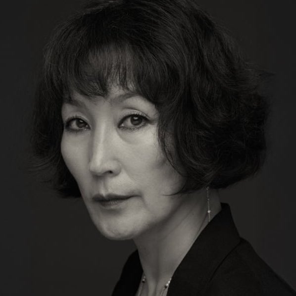 멜로 영화 <그녀를 떠나며...>(가제) 최민식 X 이혜영 캐스팅

자신의 남은 삶이 점차 망각으로 뒤덮이게 될 것을 느끼며 남편을 떠나려는 아내. 그런 아내의 기억 속에 영원히 남고자 하는 남편의 시간은, 아내가 요양원에 들어간 뒤 서로 다른 방향으로 엇갈리게 된다

2026년 가을 크랭크인 예정