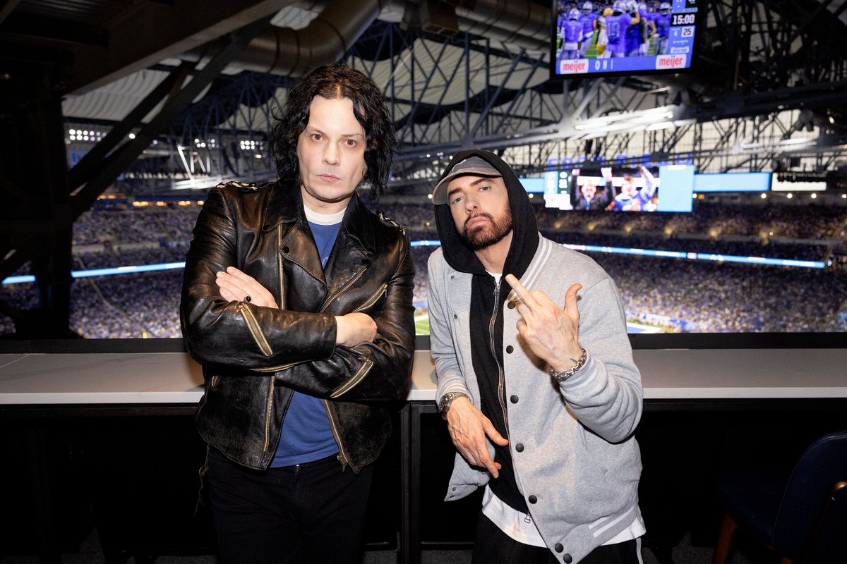Eminem's tweet image. Detroit thank u!!! So great to join Jack White with #iamdenaun at the @Lions Thanksgiving Halftime Show! 🏈🤘

📸: Jeremy Deputat