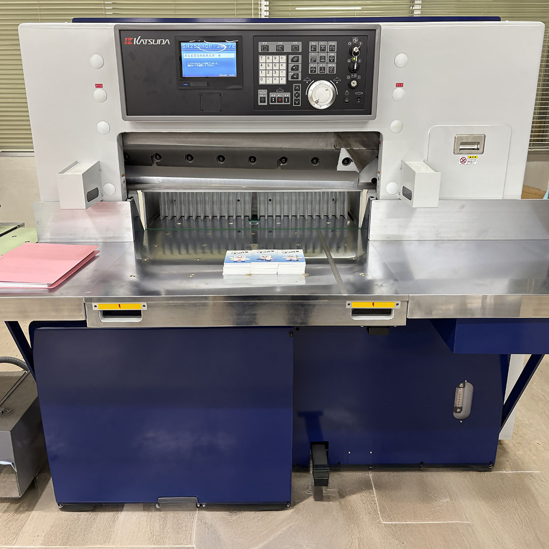 産業デザイン】グラフィックデザイン分野の授業で使用する断裁機を