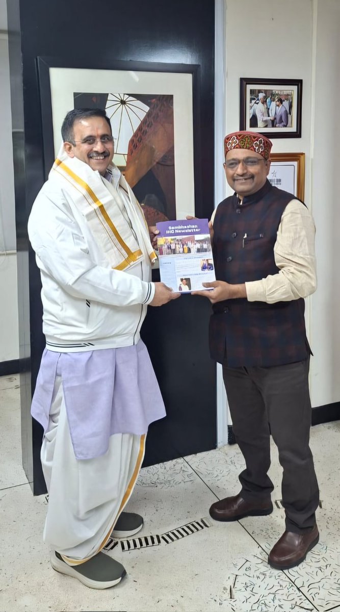 kg_suresh's tweet image. Presented our recently launched quarterly newsletter Sambhashan to educationist, thinker, author &amp;amp; my mentor from @vkendra days @mukulkanitkar ji. He continues to be an immense source of inspiration for lakhs of youth across Bharat.
@SunilAmbekarM @rammadhav_ @ashwani_mahajan