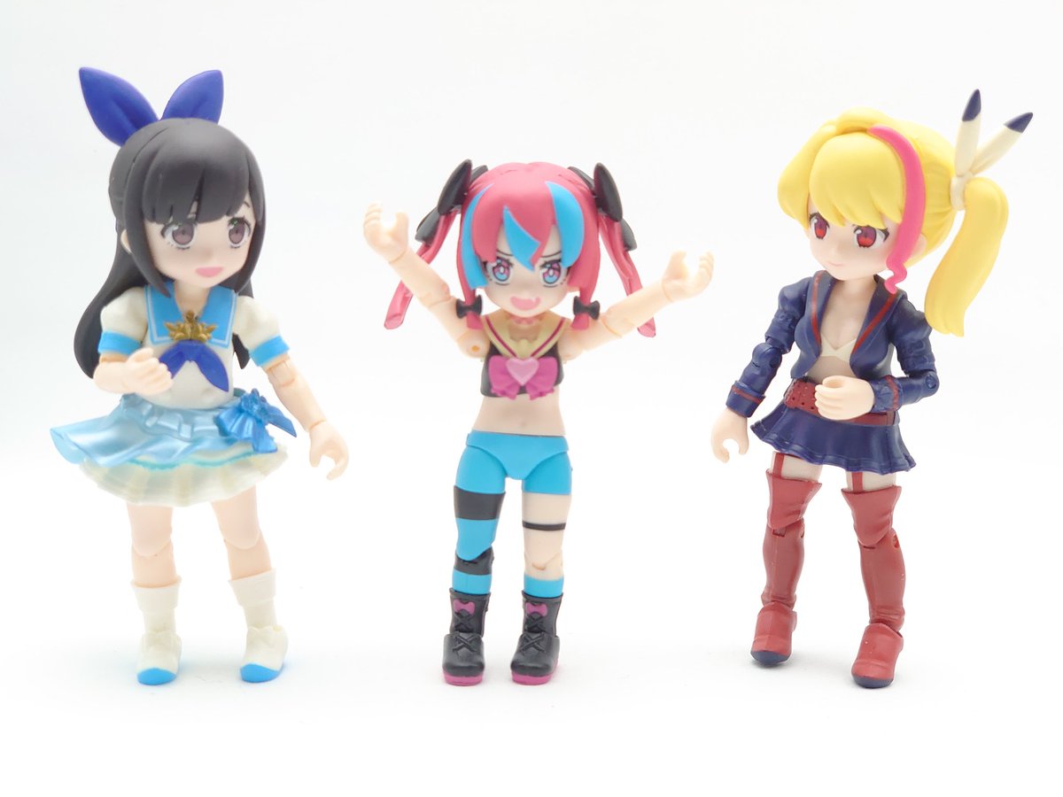 ＃リンクトラベラーズ キャラセレ02検証③
副団長の娘

今回、唯一内袋3セットになっている超高コスト枠！
ヘアパーツは、サイド部分が取り外し可能な3パーツ構成。
袖も勿論外せます。
各足部分も、アシンメトリーで塗装済。
2体分使えシンメトリーする事も可能っぽい。
身長差はご覧の通りです