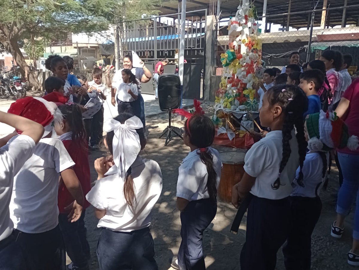 Escuela Comandante Hugo Rafael Chávez Frias tweet media