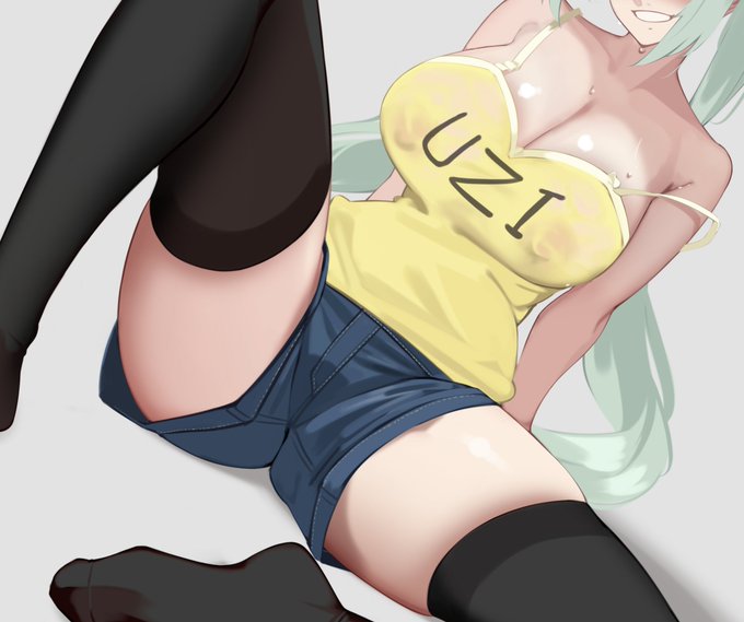 いいニーハイにはホットパンツを添えて