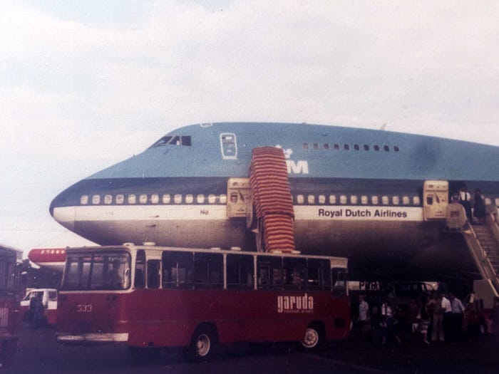 「⁠⁠這就帶到了我搭乘 747 最喜歡的體驗：參觀駕駛艙。這在今天根本不可能，但在那個年代，航空公司和飛行員都對他們的 747 引以為傲。