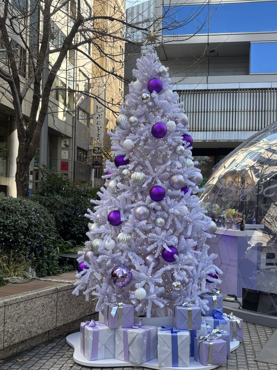 紫白クリスマスツリー❣️ayu❣️ ズートピア2のクリスマスツリー なかなかシュールなデザインな気がする