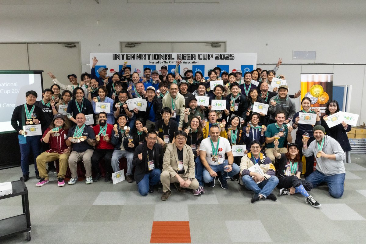 IBC授賞式の写真です📸。Bridge Beers BrewingオーナーのDanielとともに造ったベルリナーヴァイセが銀賞を受賞しました🥈✨。今、西明石のタップルームで提供中ですので、ぜひお越しください🍻
