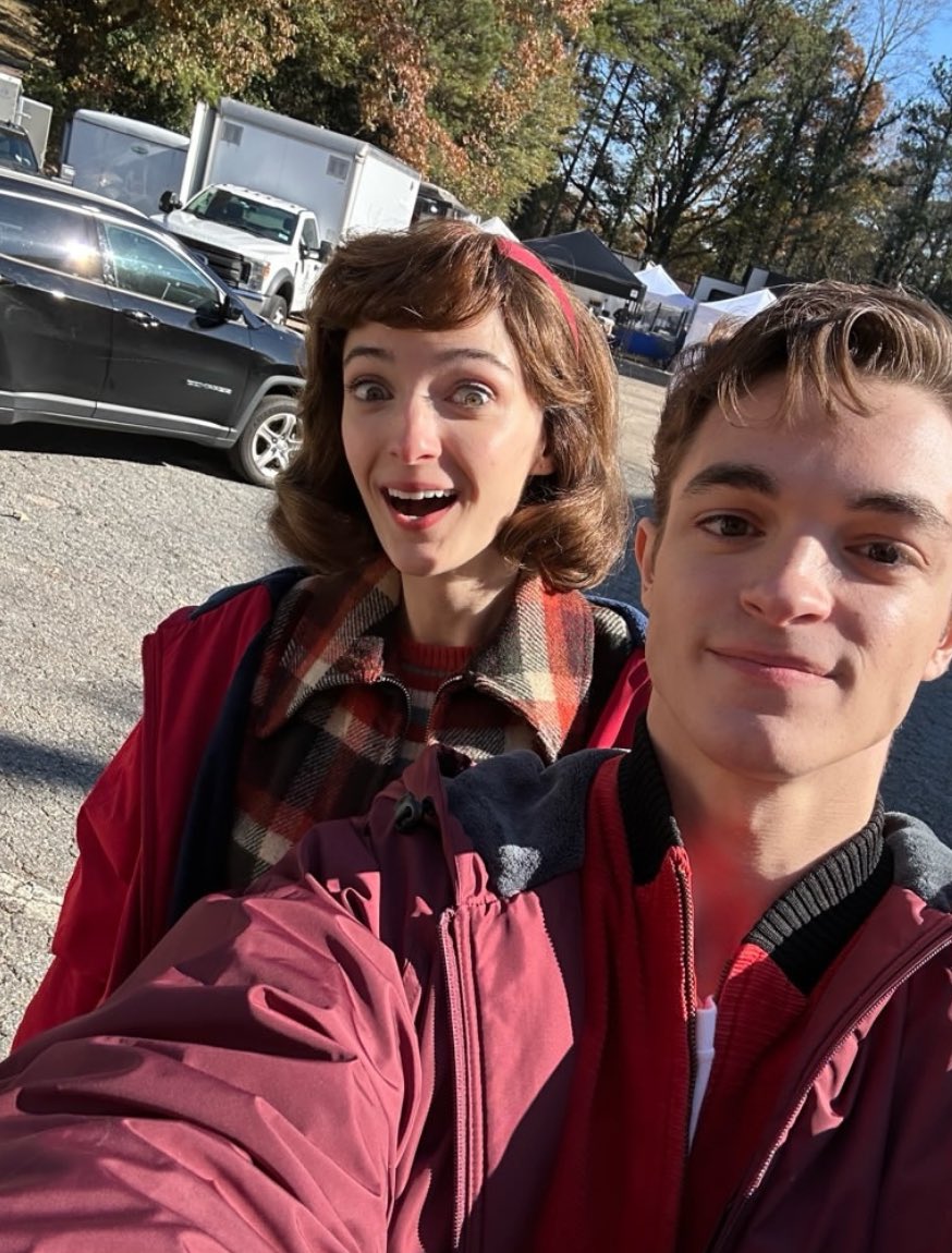 monkeywhlr's tweet image. joyce byers and steve’s dad 😊😊