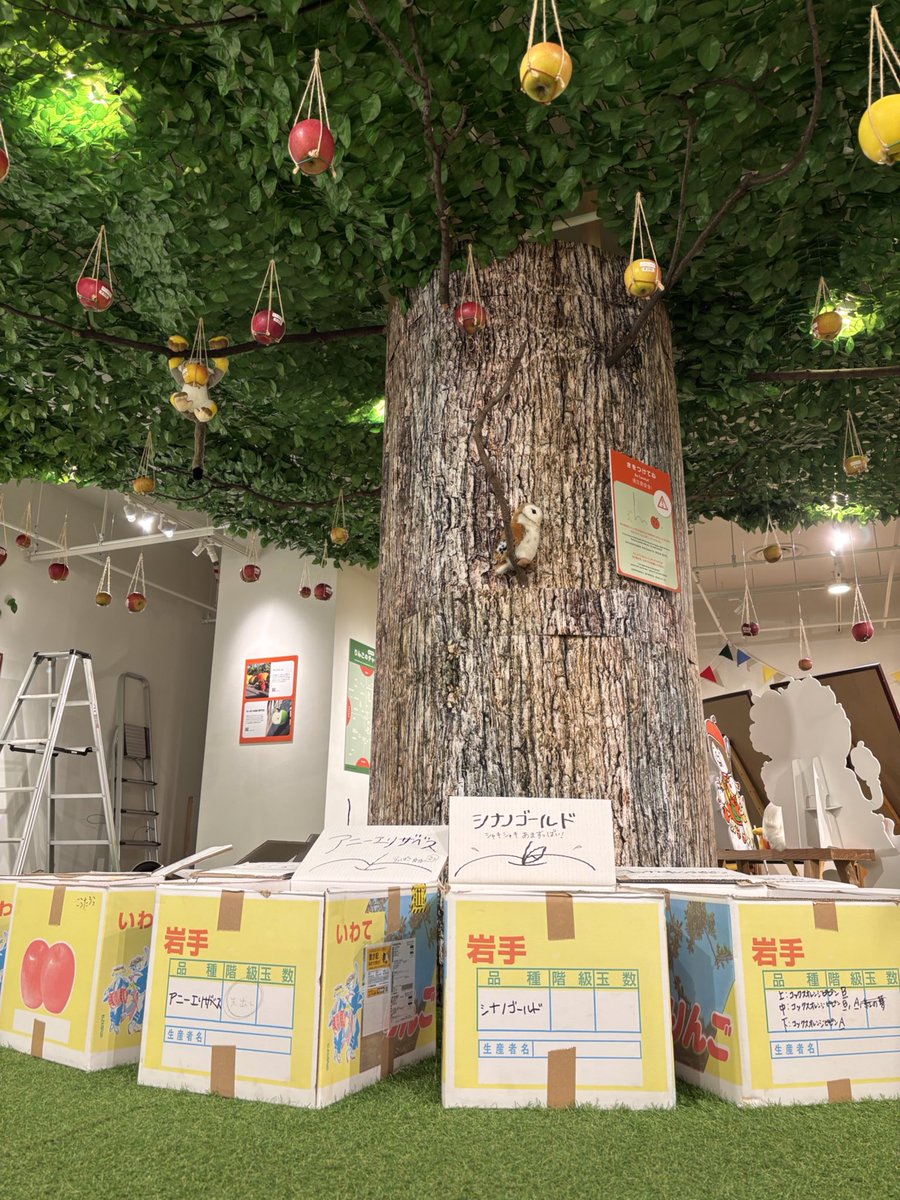 今日も #りんご狩りかもしれない展 オープンします！
会場ではおおきな木がみなさんをお出むかえします。たくさんの品種が一堂になるふしぎなこの木からは、渋谷の一角とは思えないメルヘンな雰囲気を感じます。
あまいりんごの香りにどうぶつも集まってきています！(こうち)