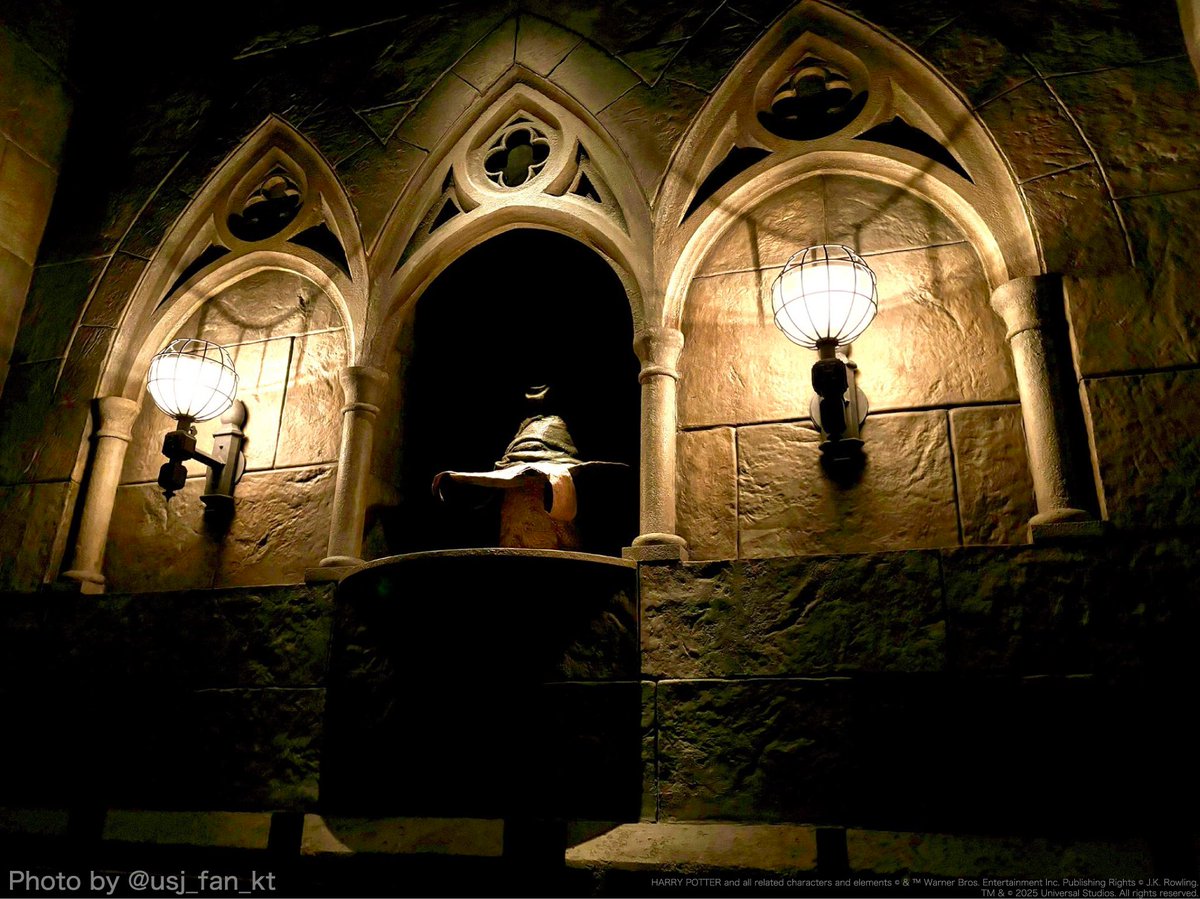 12/1は日本で映画 『ハリー・ポッターと賢者の石』が 公開された日 🎬✨ すべての物語が、この日から始まりました。 来年はハリー・ポッターシリーズ1作目公開から25周年‼  あなたもホグワーツ™城で、 魔法の世界を体験しませんか？