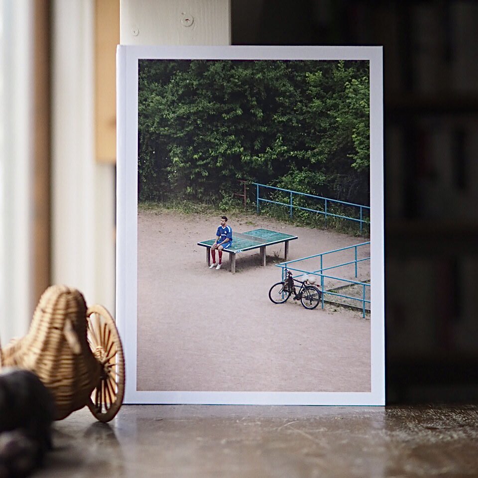 -その用途は数知れず、ページをめくるたびにこの卓球台が異なる表情を見せる。作者の長きに渡る好奇心の結果、人間の行動から滲む習性やユーモア、それぞれの人の持つ独特な気質をこの謙虚に鎮座する卓球台のもとで垣間見ることができる-

TTP｜富安隼久 button-sendai.stores.jp/items/64d9be64…