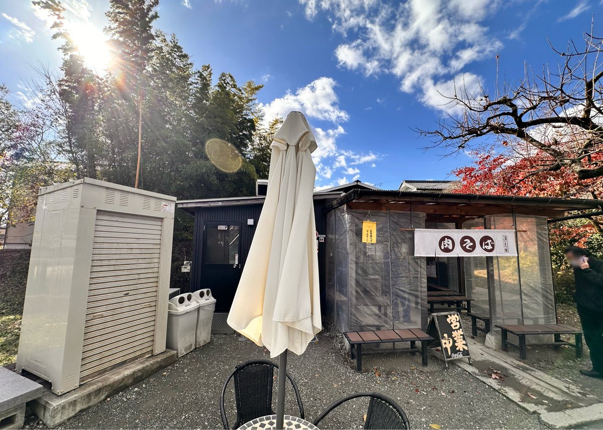 「寝起きですぐ来れる聖地(個人的な期間限定) 外観、歩き道も原作と同じ仕様になって」|yasのイラスト