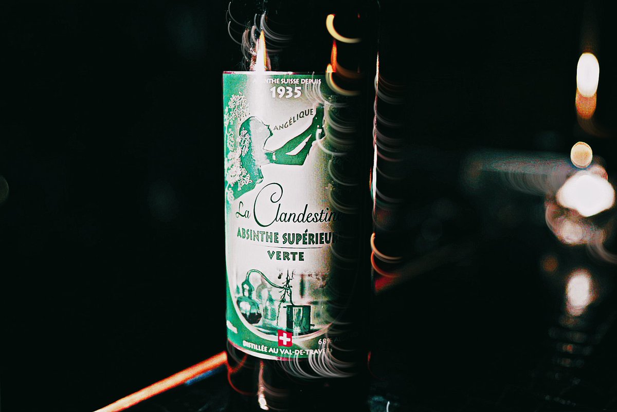アブサンが熱めウィーク

Artemisia Absinthe Angelique

クヴェ村のアブサンの第三弾は蒸留後にハーブを漬け直してからフィルタリングする究極のアブサン。
アブサンタワーでボヘミアンな水割りに。