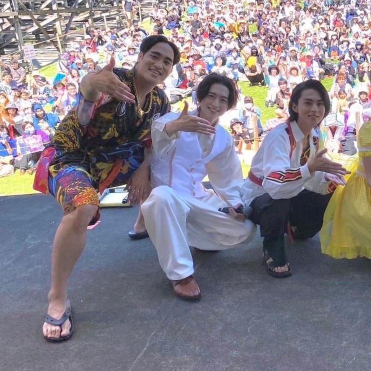 idmonaraku's tweet image. their size difference is just obscene how can this be