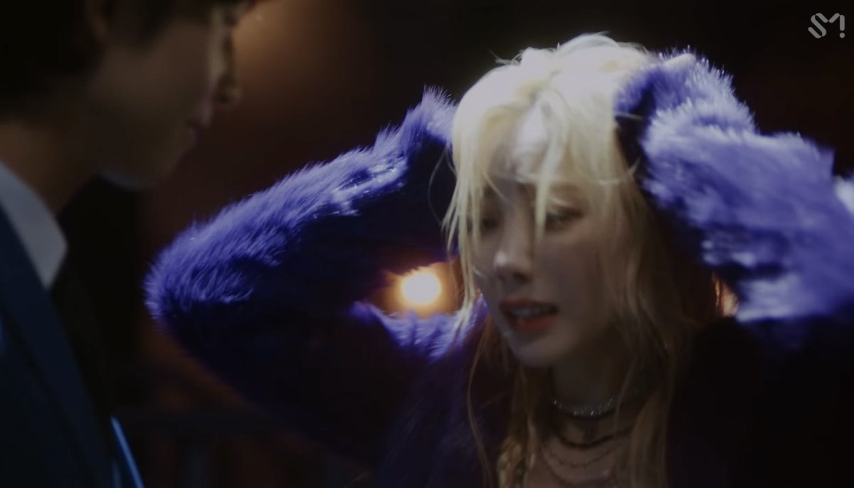 syjungies's tweet image. notice how she&apos;s not heartbreaken or mad when she&apos;s with a girl