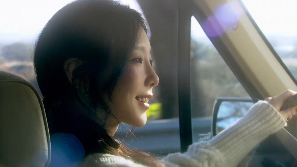 syjungies's tweet image. notice how she&apos;s not heartbreaken or mad when she&apos;s with a girl