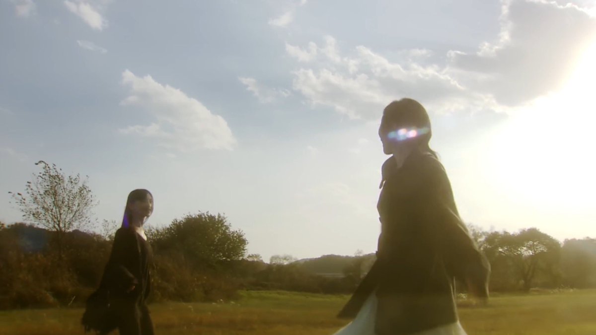 syjungies's tweet image. notice how she&apos;s not heartbreaken or mad when she&apos;s with a girl