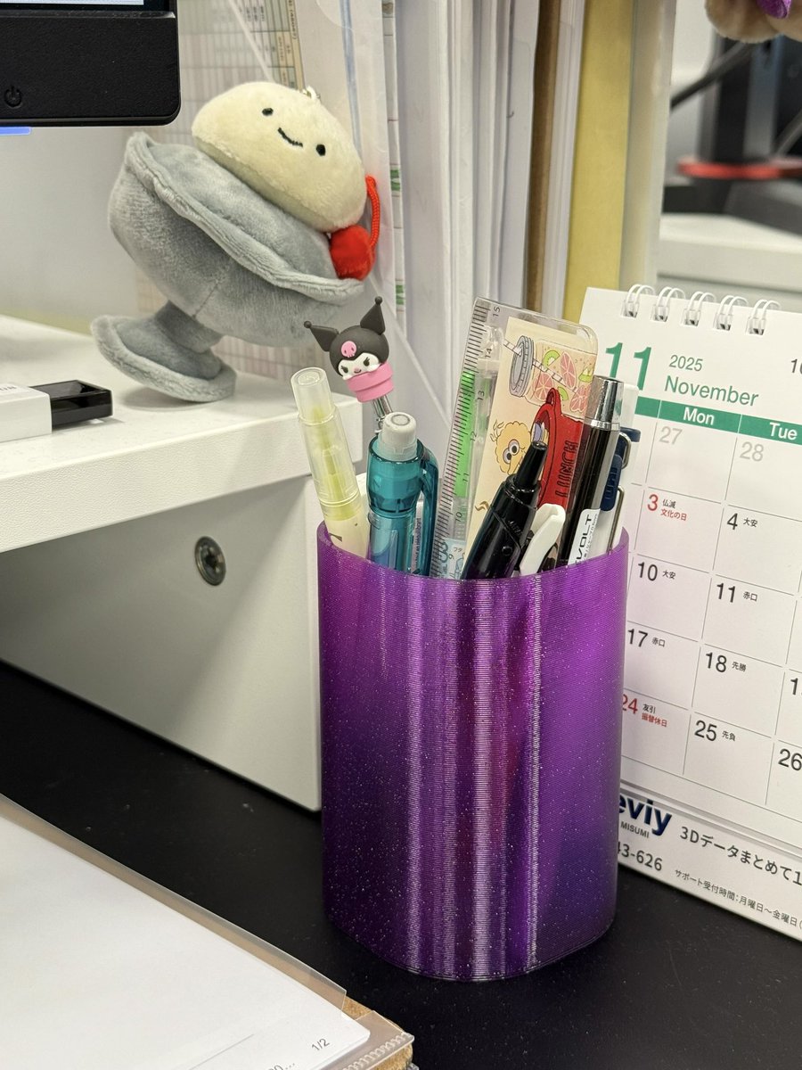 APPLE_TREE_CO's tweet image. おはようございます！☀️
同僚に新フィラメントで作ったトレーを見せたらペン立ても作って！とお願いされたので作ってみました✨
（まだ取り扱いのないクリアパープルです）

微妙にグラデがかかってるので高さがあるものはいい感じの深みが出ますね☺️

#3Dプリンター #APPLETREE