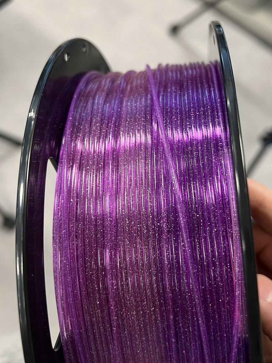 APPLE_TREE_CO's tweet image. おはようございます！☀️
同僚に新フィラメントで作ったトレーを見せたらペン立ても作って！とお願いされたので作ってみました✨
（まだ取り扱いのないクリアパープルです）

微妙にグラデがかかってるので高さがあるものはいい感じの深みが出ますね☺️

#3Dプリンター #APPLETREE