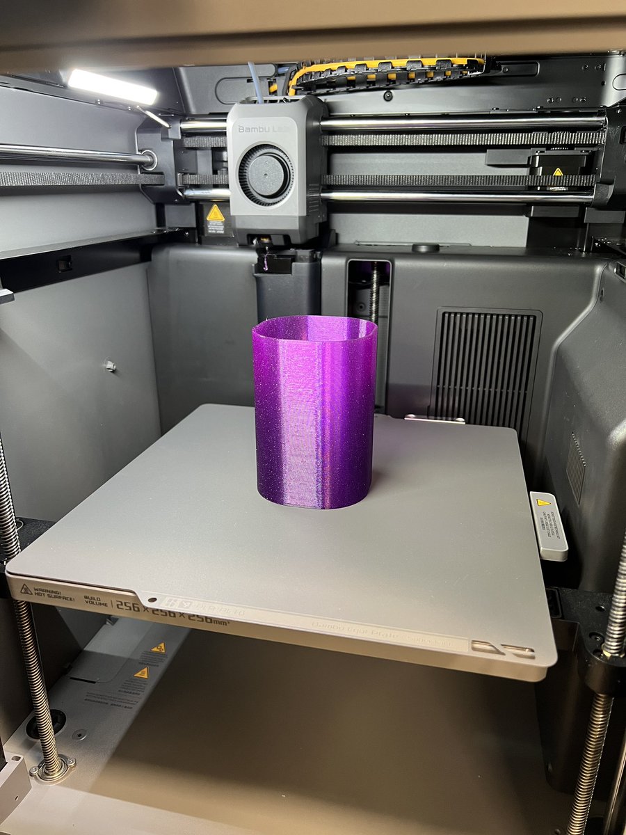 APPLE_TREE_CO's tweet image. おはようございます！☀️
同僚に新フィラメントで作ったトレーを見せたらペン立ても作って！とお願いされたので作ってみました✨
（まだ取り扱いのないクリアパープルです）

微妙にグラデがかかってるので高さがあるものはいい感じの深みが出ますね☺️

#3Dプリンター #APPLETREE