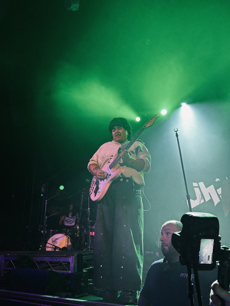 ADRIS_TANTRUM's tweet image. sending some love to the coolest mf guitarist EVER. i luv you @avatareden