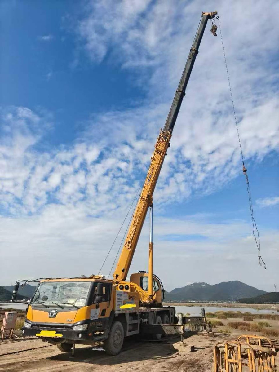 gaoxin992's tweet image. 2020 year XCMG 25 ton Truck Crane for sale: Type QY25K5-1, 39.5 meter mainboom, 8 meter jib, Original paint. No accidents, no welding, price $38000.
More info:en.dindang168.com/g/102198
#cranemachine #truckcrane #XCMG #25ton #2020