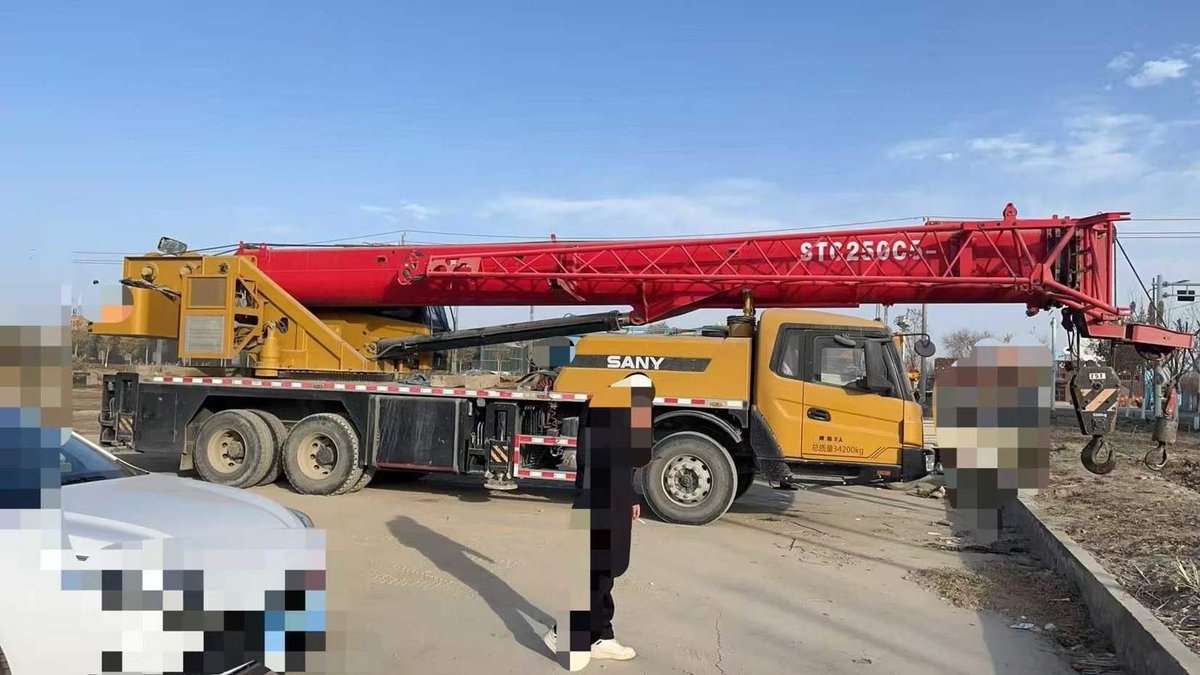 gaoxin992's tweet image. 2021 year Sany 25 ton Truck Crane for sale: Type STC250C5-2, 43.5 meter mainboom, 8 meter jib, original version, original paint, no accidents, price $49000.
More info:en.dindang168.com/g/102199
#cranemachine #truckcrane #Sany #25ton #2021