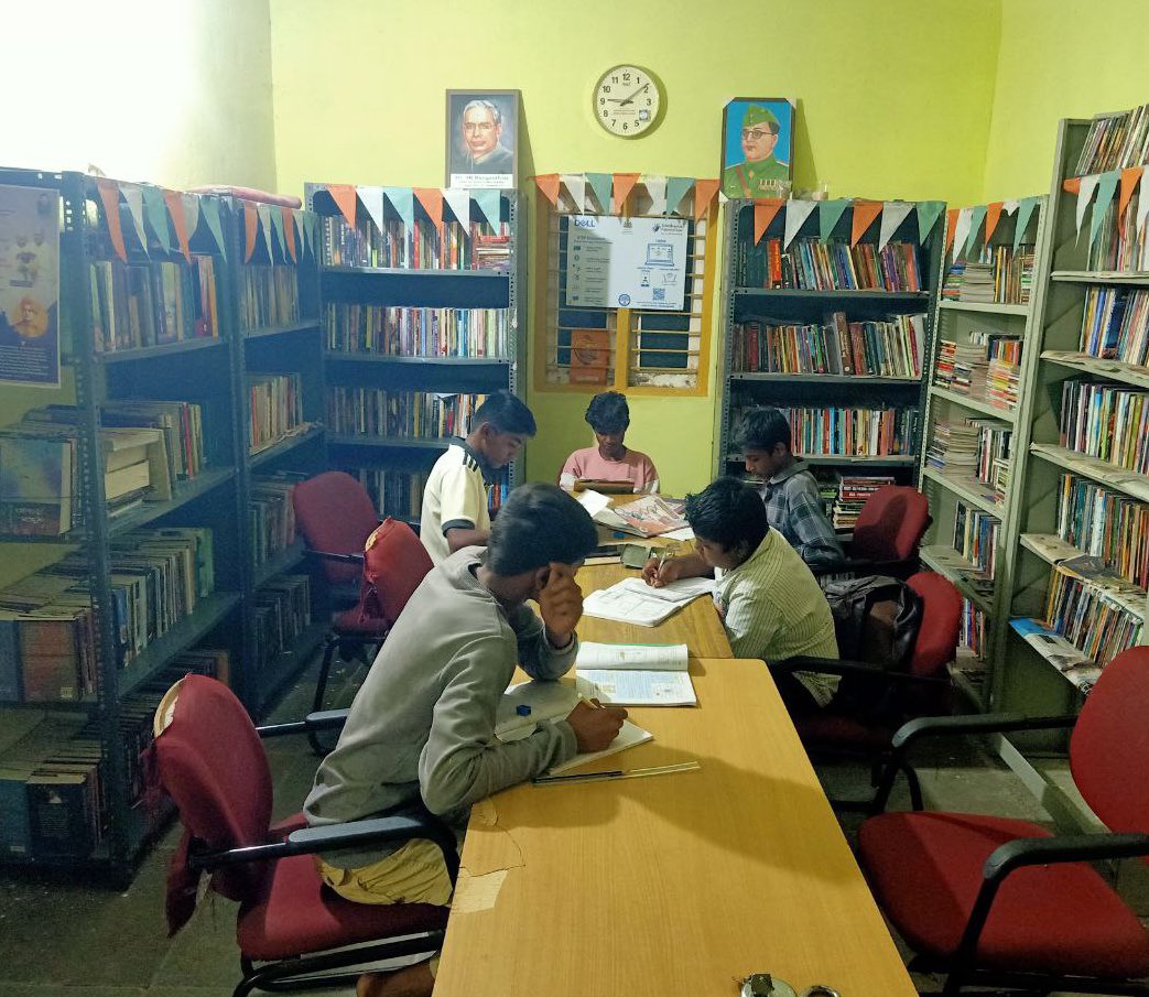 readingkafka's tweet image. “Every child is an artist.” - Picasso. 

Postcards from a rural public library in Sindhanur Taluk, Raichur. 🌷🌿📚🕊️