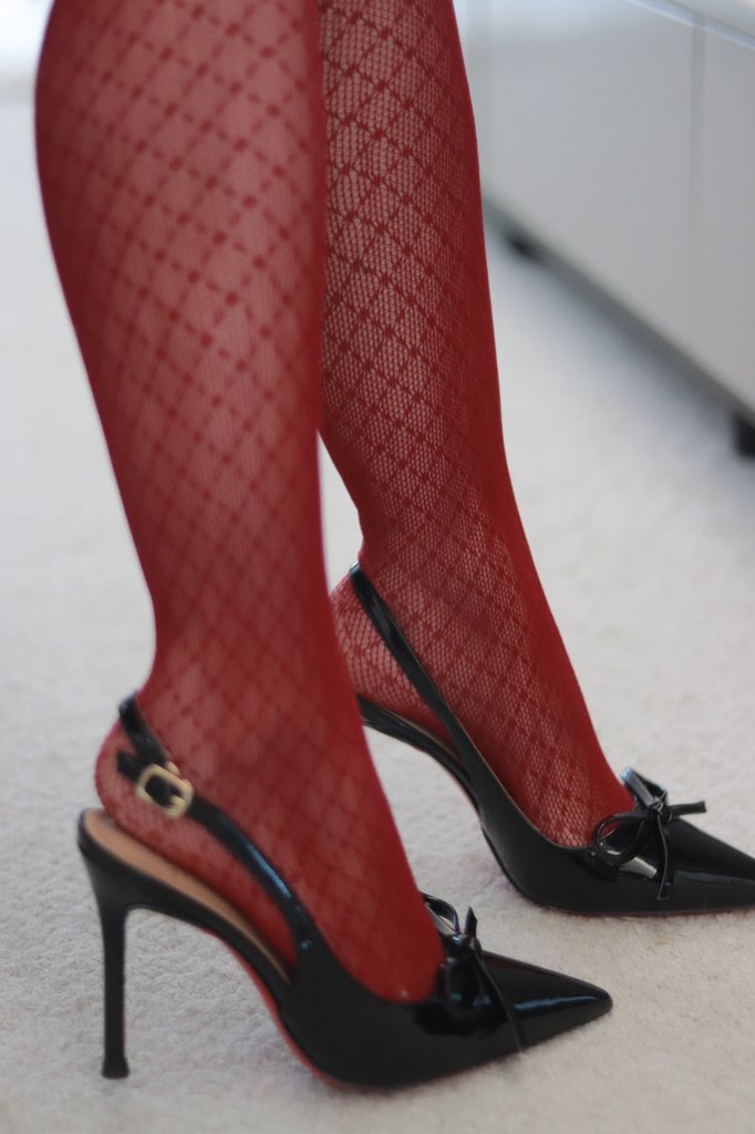 Ada902213's tweet image. 阳台上养的花是你喜欢的，卧室里的公主床是给你的，你的游戏我陪你玩儿，放开了吃我不会嫌你胖，你喜欢的小裙子你想要的包包我以后会给你的，因为娶你就想让你生活的像个公主那样，亲爱的，我会努力上进。所以你不为活着弯腰，你只要为我张腿就够了。