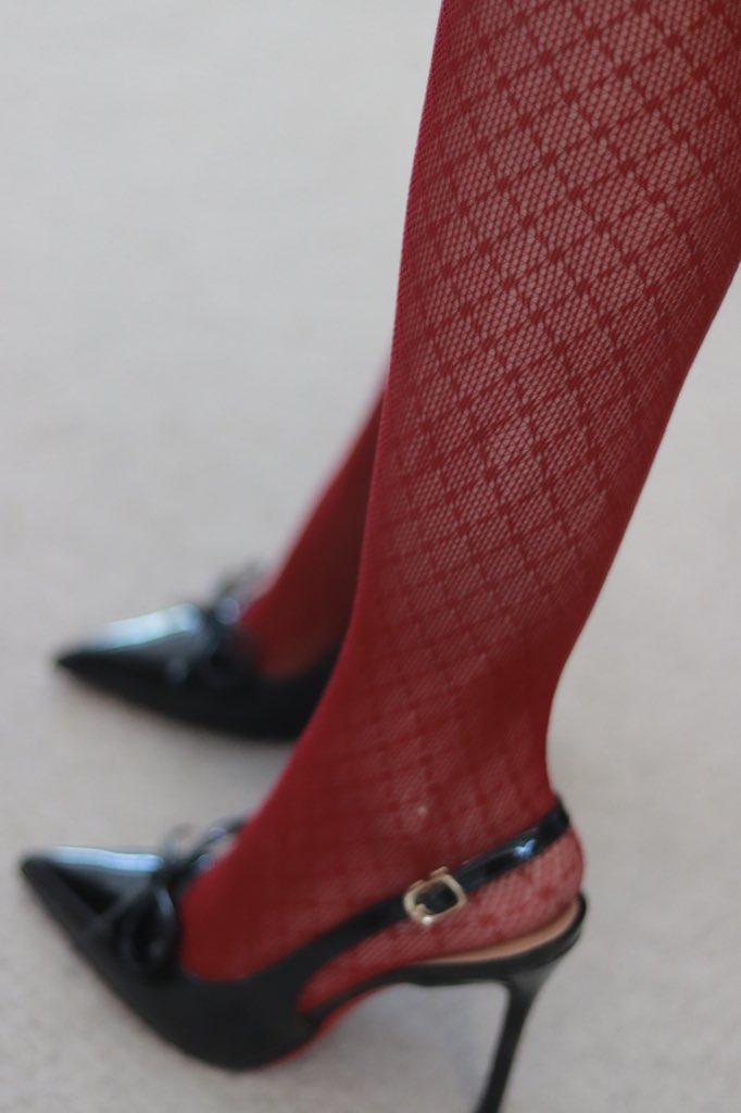 Ada902213's tweet image. 阳台上养的花是你喜欢的，卧室里的公主床是给你的，你的游戏我陪你玩儿，放开了吃我不会嫌你胖，你喜欢的小裙子你想要的包包我以后会给你的，因为娶你就想让你生活的像个公主那样，亲爱的，我会努力上进。所以你不为活着弯腰，你只要为我张腿就够了。