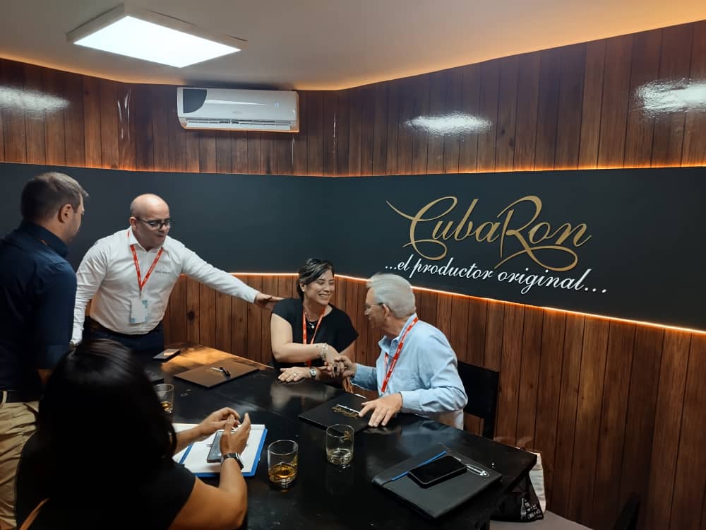 🔴 Vidrios Mariel SA y <a href="/CubaRonSA/">Cuba Ron S.A 🇨🇺</a> firman Carta de Intención en el marco de la 41 #FIHAV2025
👉 El objetivo es  iniciar negociaciones dirigidas a la producción y comercialización por VIDRIOS MARIEL de envases de vidrio para bebidas y otros usos para su venta a la 
Cuba Ron S.A.