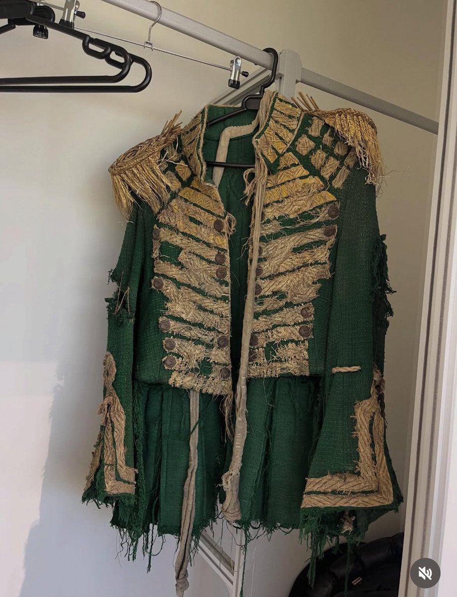 baileyzegs's tweet image. scarecrow costume i love you