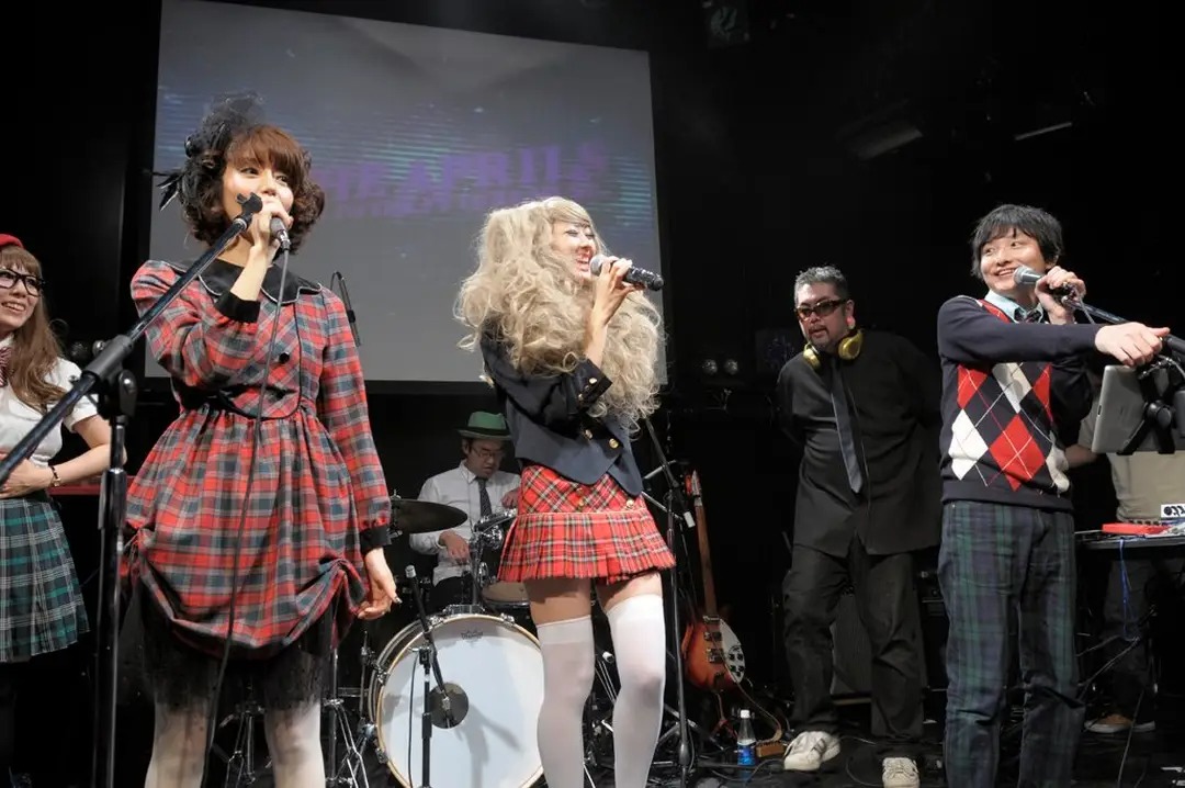 SLF_SPD's tweet photo. 14年前の本日 THE APRILS ft. その名はスペィド「MAGICAL GIRLS」リリパ@高円寺HIGH☆ エイプリルズとは、USAGI-CHANG Records の時からのワイとの繋がりから始まり、ATGスペィドでリリパに呼びあったりコラボしたり一緒に米LAでライブやったりと最も親しいユニットのひとつ☆

#スペィド https://t.co/zE9RTQahX2