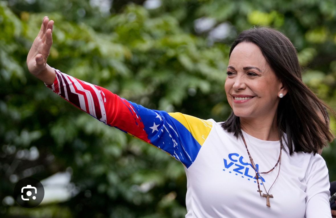 Mujer firme! Valiente! Enfrentó a la bestia salvaje de Chávez y su engendro: Nicolas Maduro

María Corina Machado: Símbolo de libertad y coraje.